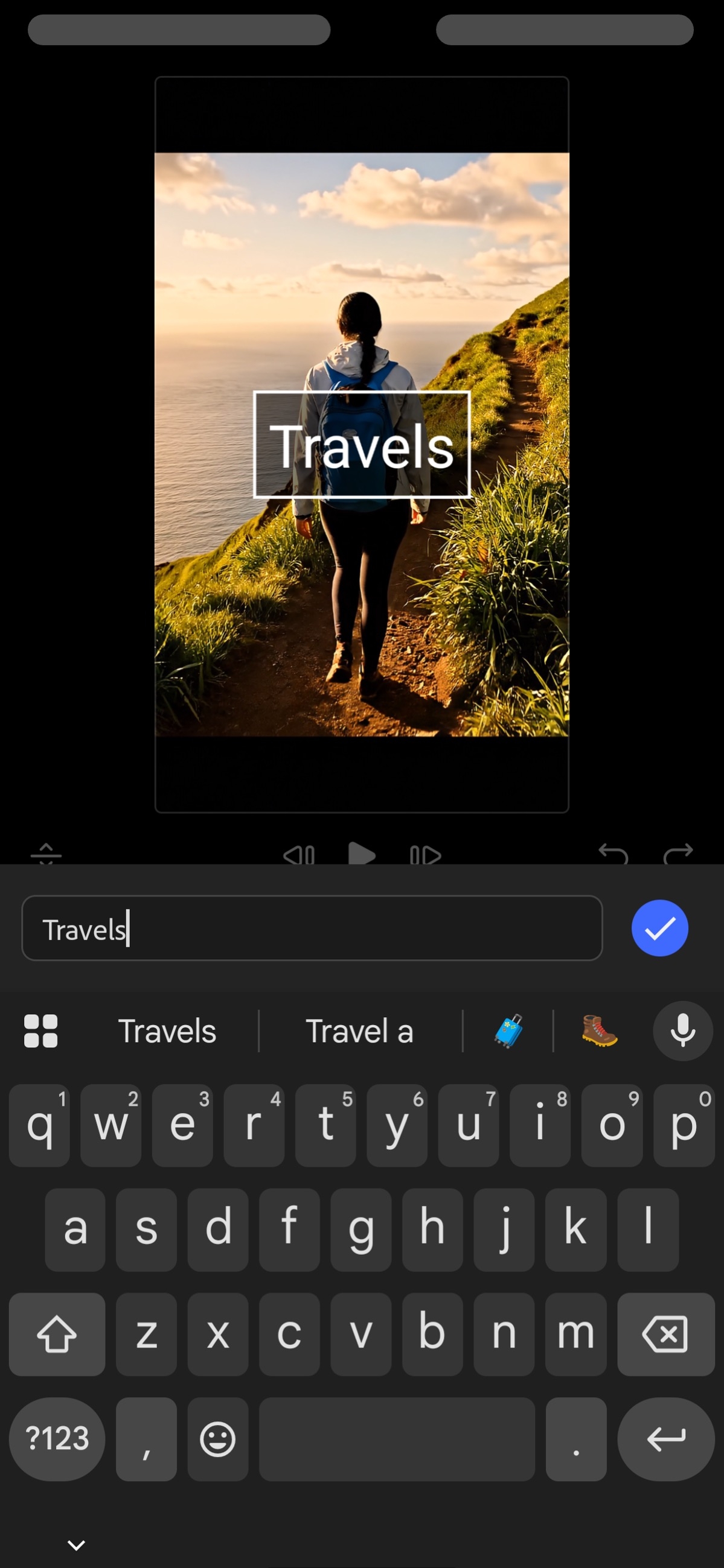 Texteingabefeld mit geöffneter Tastatur; der Text auf dem Bildschirm wird so bearbeitet, dass dort „Travels“ steht.