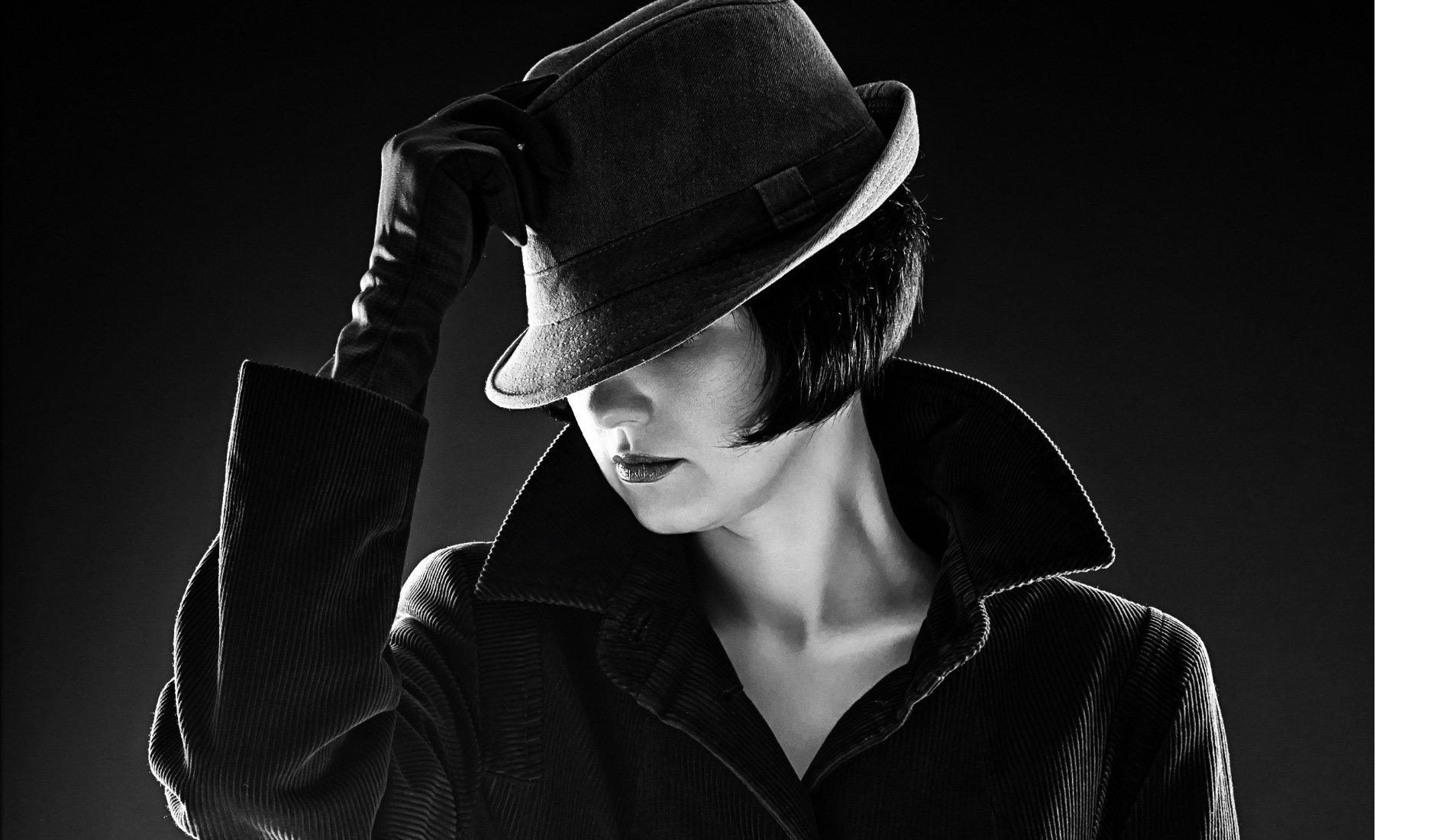 Film noir effect là một trong những hiệu ứng độc đáo nhất trong photoshop. Với sự kết hợp hài hòa giữa sắc đen và trắng để tạo nên một bức tranh toàn bộ màu sắc đen trắng giống như trong những bộ phim cổ điển. Nhấn vào hình ảnh để khám phá thế giới đầy bí ẩn của hiệu ứng film noir.