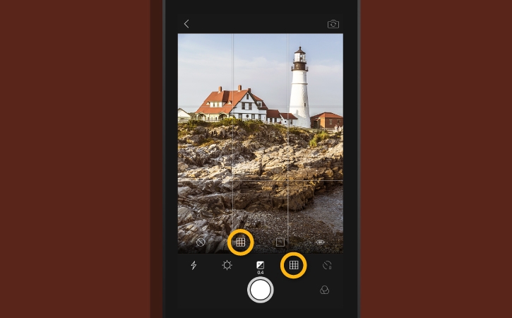 Deux écrans de téléphone avec une image de phare ; l'écran de droite affiche une incrustation de grille