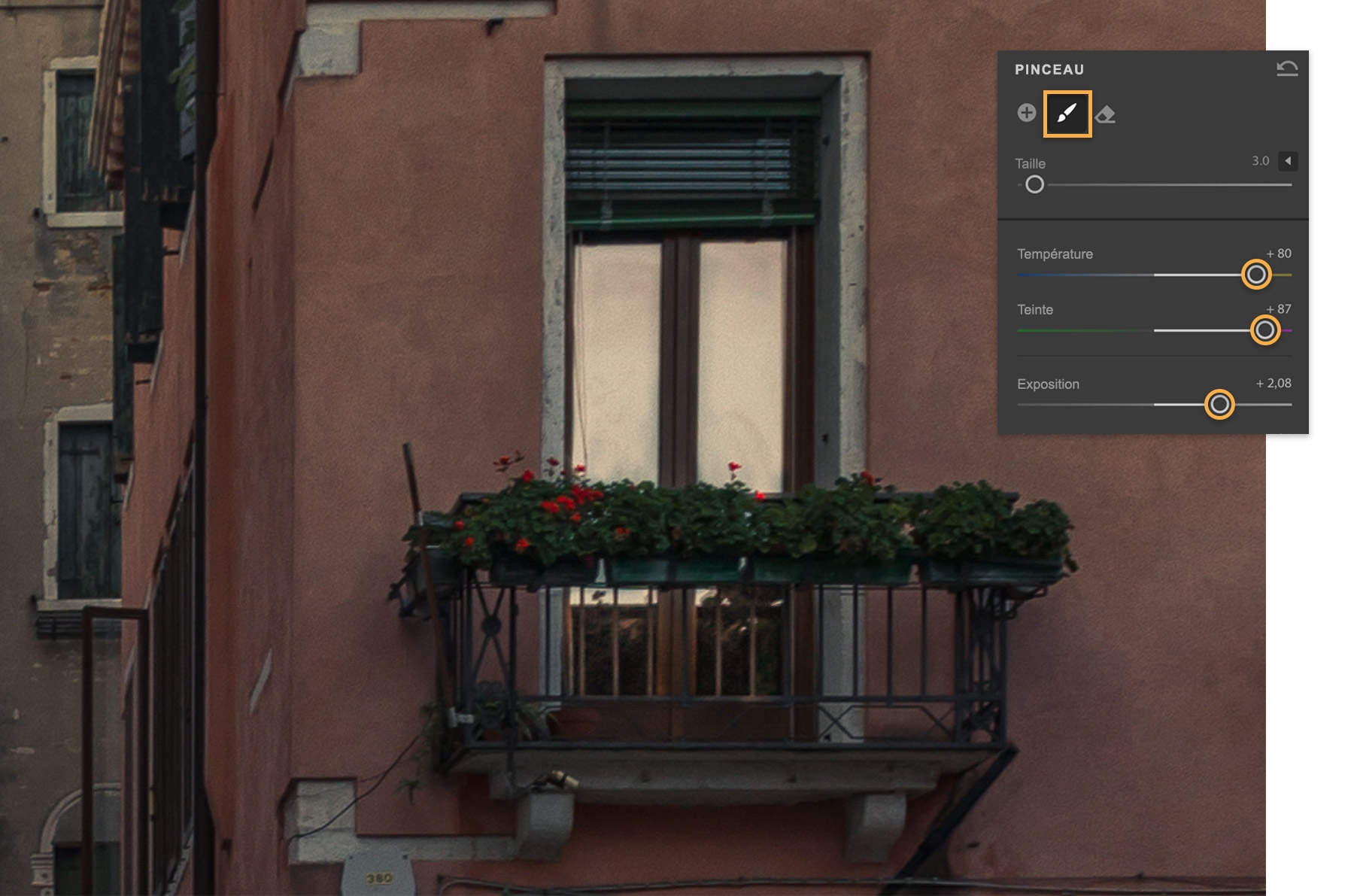 Les curseurs Température et Teinte sont réglés et la fenêtre projette à présent une lumière chaude.