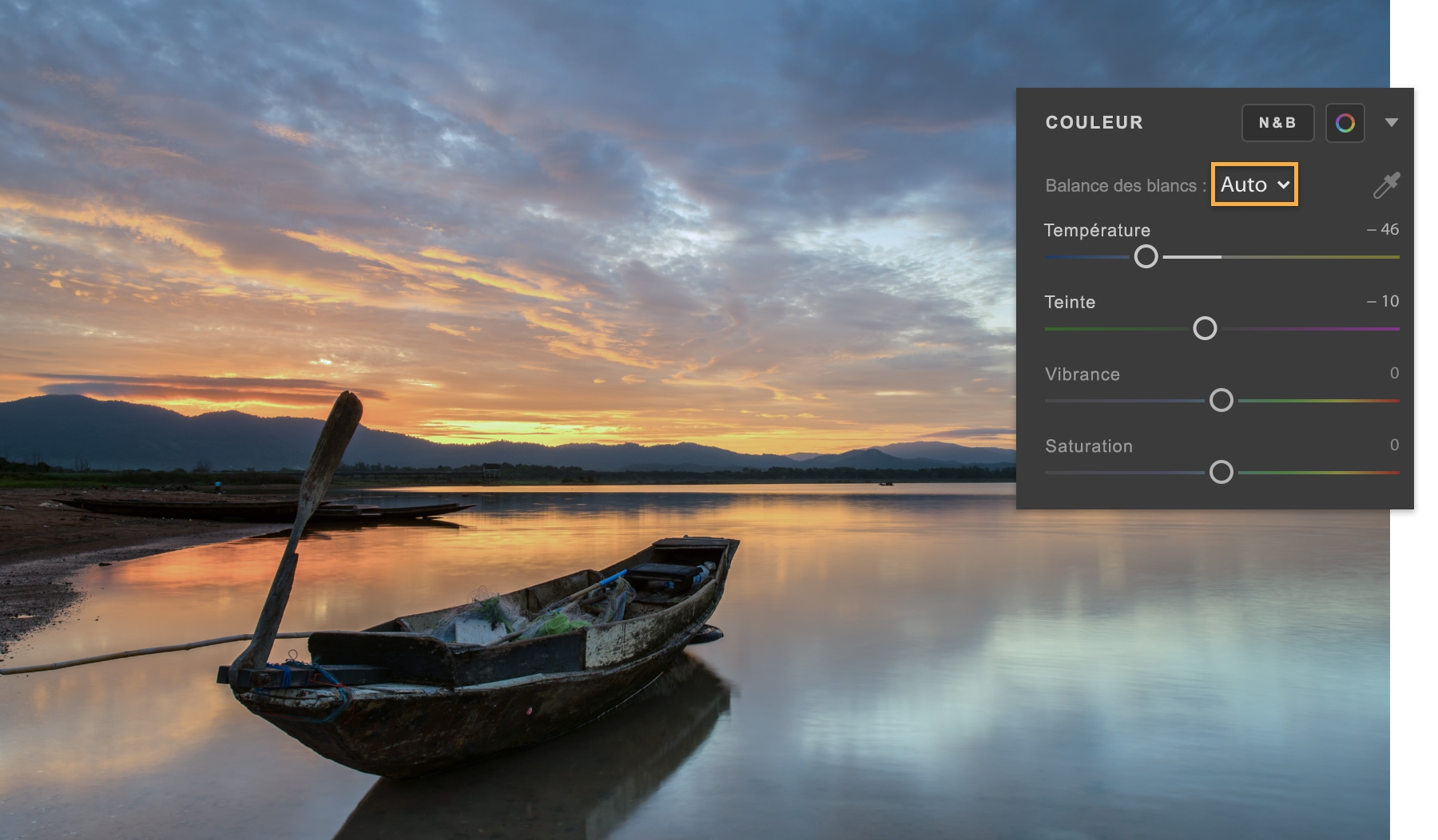 Le réglage de la balance des blancs sur Auto dans le panneau Couleur supprime les tons orangés bruts et révèle un ciel bleu pâle et jaune.