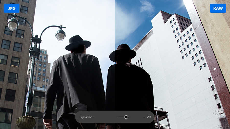 Photo de deux hommes chapeautés marchant dans la ville ; l’image de droite est au format JPEG et celle de gauche au format RAW, où le contraste et la saturation des couleurs sont plus élevés