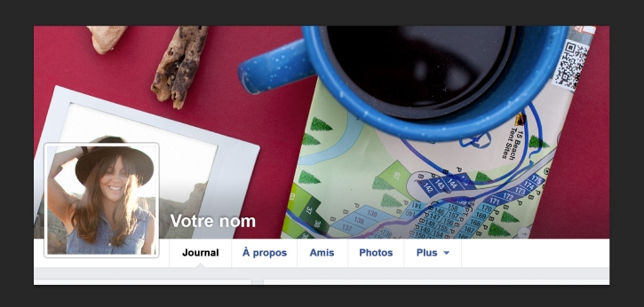 Profil Facebook d’une femme, main sur la tête, avec en arrière-plan une tasse à café sur une table avec une photo Polaroid du profil de la femme.