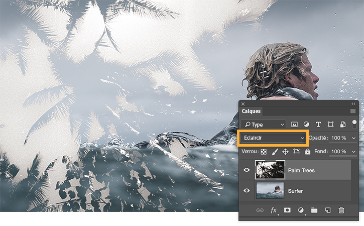 Le calque palmiers est tout en haut et le mode de fusion Éclaircir est sélectionné. Le nageur est visible à travers les parties sombres de l’image des palmiers.