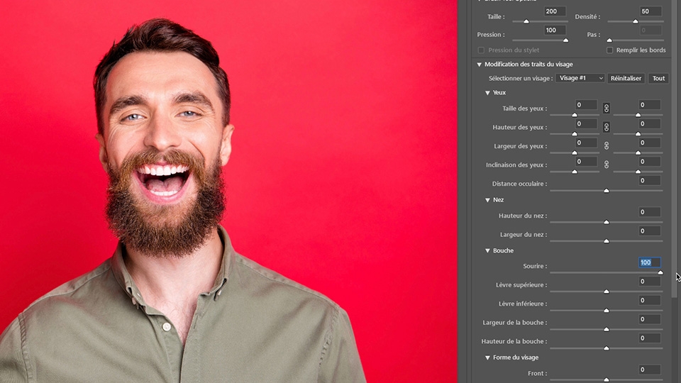 Paramètres de modification des traits du visage avec l'option Bouche définie sur 100, et photo sur fond rouge d'un homme avec un grand sourire