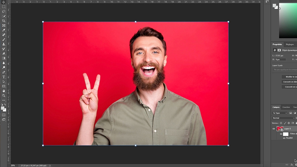 Photo sur fond rouge d'un homme avec un grand sourire après modification avec l'outil Visage