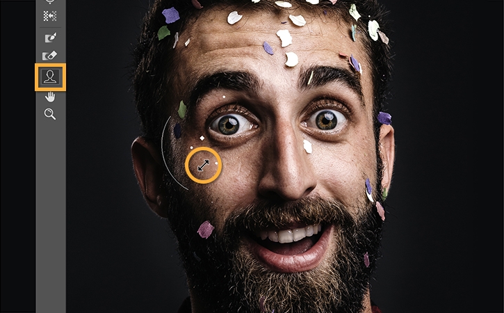 L’outil Visage est surligné et des flèches doubles indiquent comment cliquer et faire glisser pour élargir les yeux. 