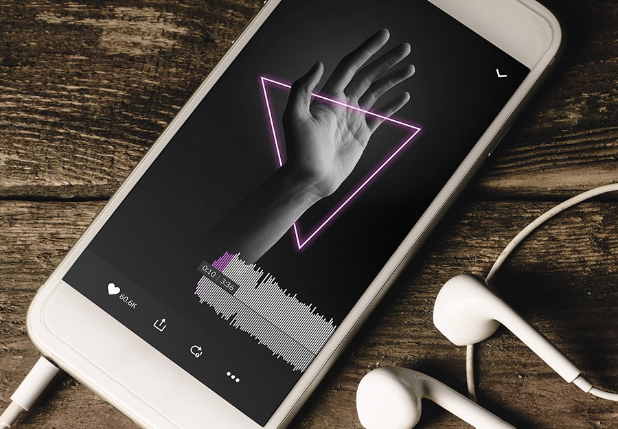 Image d’un néon en forme de triangle autour d’une main affichée sur l’écran d’un smartphone