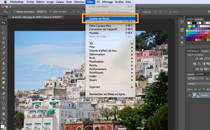 Village côtier à flanc de colline dans la fenêtre Photoshop. Option Galerie de filtres sélectionnée.