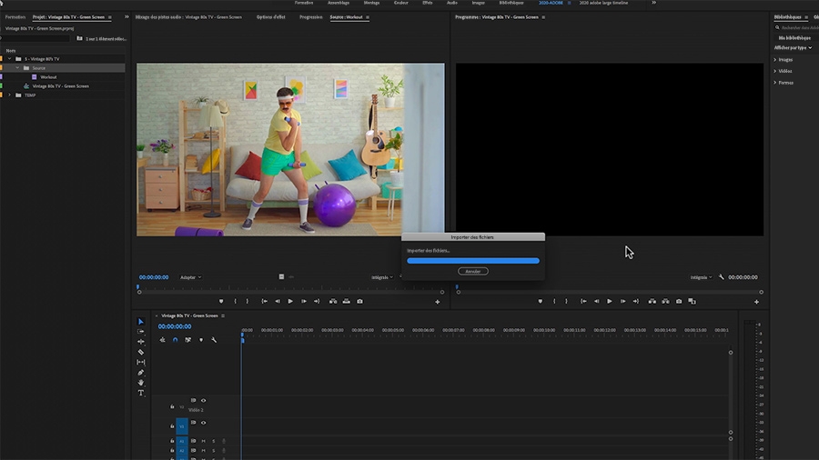 Dans une capture d'écran d'Adobe Premiere Pro sur ordinateur, Moniteur source montrant un homme s'entraînant avec de petits haltères dans un salon à côté d'un ballon d'exercice violet, tandis que la barre de progression d'importation de fichiers se remplit au premier plan
