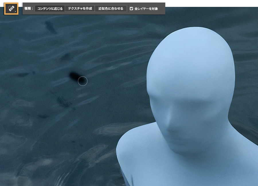 スポット修復ブラシツールの種類で「コンテンツに応じる」を選択して、ボディスーツを着た男性のアートワークの周囲にある欠点を除去します 