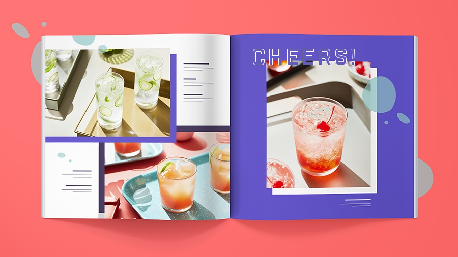 스프레드 디자인을 보여주기 위해 펼쳐진 화려한 유리컵 카탈로그