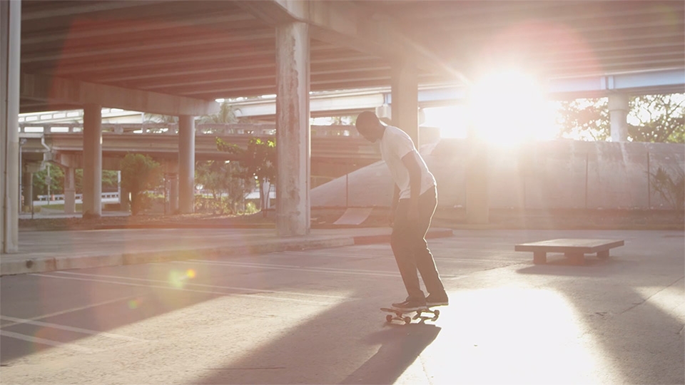 빈 주차장에서 스케이트보드를 타는 젊은 남성