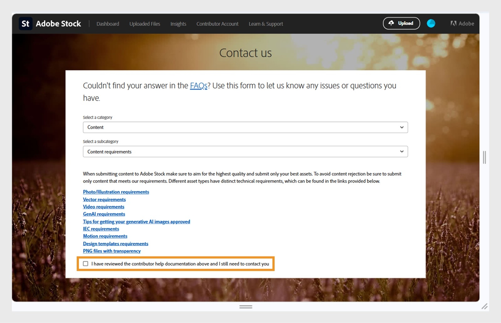 Captura de tela do formulário de contato do Adobe Stock mostrando a caixa de seleção confirmando que a documentação de ajuda do colaborador foi revisada e o usuário ainda precisa entrar em contato com o suporte, destacada na parte inferior do formulário.
