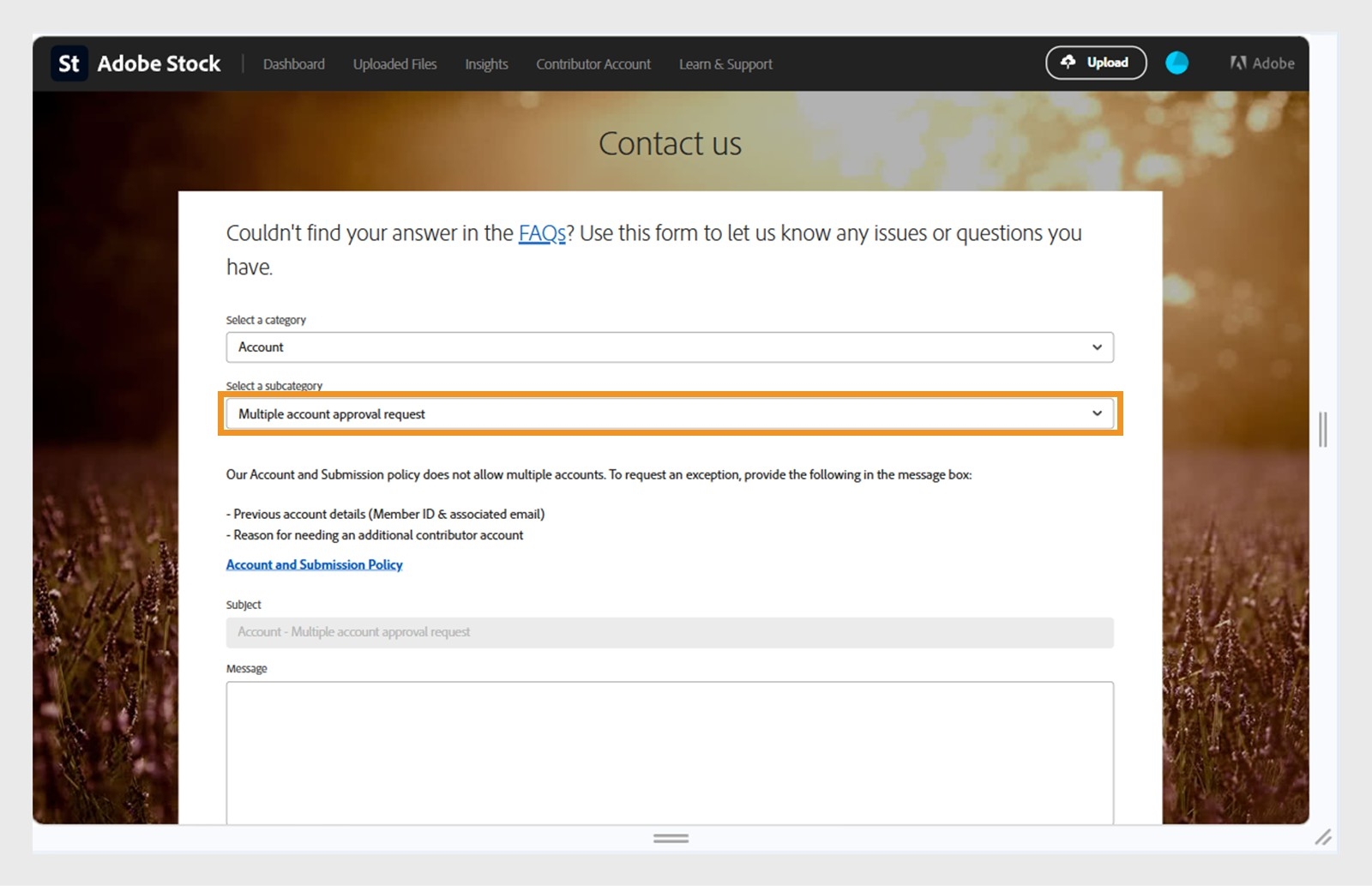 Captura de tela do formulário de contato do Adobe Stock mostrando o menu suspenso de subcategorias com Solicitação de aprovação de várias contas selecionada na categoria Conta, junto com campos de assunto e mensagem para envio de solicitação de suporte.